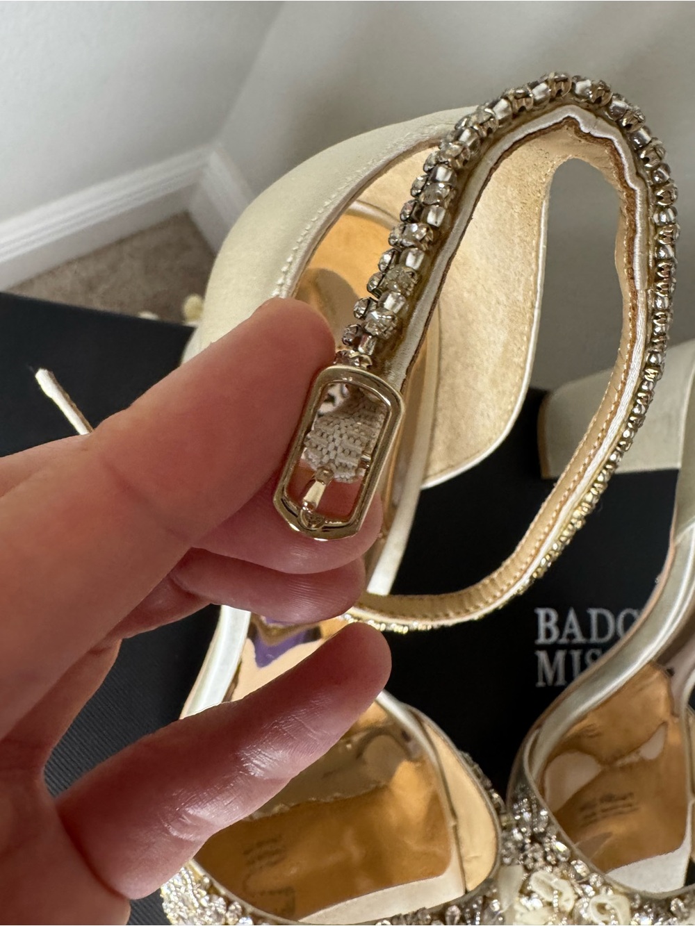 * New In Box * Badgley Mischka Finesse Satin Pumps w/ Crystals Size 7.5 - Picture 2 of 16